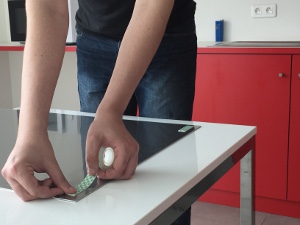 Befestigung der Edelstahlplatte mit doppelseitigem Klebeband